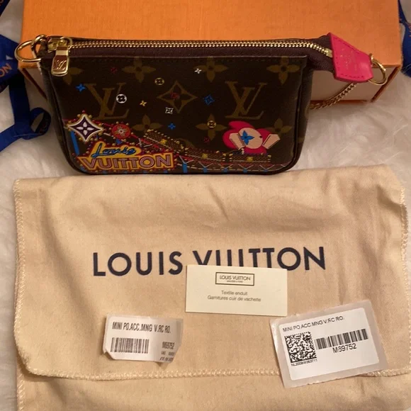 Louis Vuitton 2020 Vivienne—Christmas Limited Edition-Monogram Mini Ponchette - Picture 8 of 8